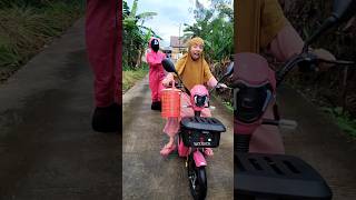 Riska Vlog Dikejar Penjaga Squidgame [upl. by Mikeb]