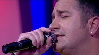 Devis Xherahu këndon quotSoma mouquot të Notis Sfakianakis live në Top Show Mag [upl. by Averir]