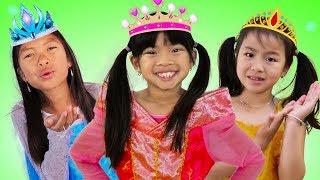 Jannie Emma amp Wendy Pretend Play HALLOWEEN Costume Dress Up Runway Show [upl. by Ees]