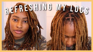 HOW I REFRESH MY LOCS INBETWEEN RETWISTS WITHOUT WASHING OR CLIPS  Kennedi Leigh [upl. by Addison437]