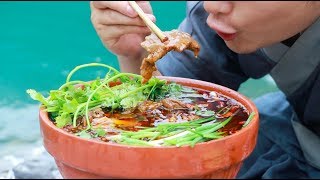 A delicious food from Sichuan，Scented and spicy，Boiled beef。水煮牛肉，正宗川味的巅峰味道 [upl. by Arrahs507]