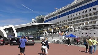 Kreuzfahrer gehen an Bord  Warnemünder Cruise Center [upl. by Gahl]